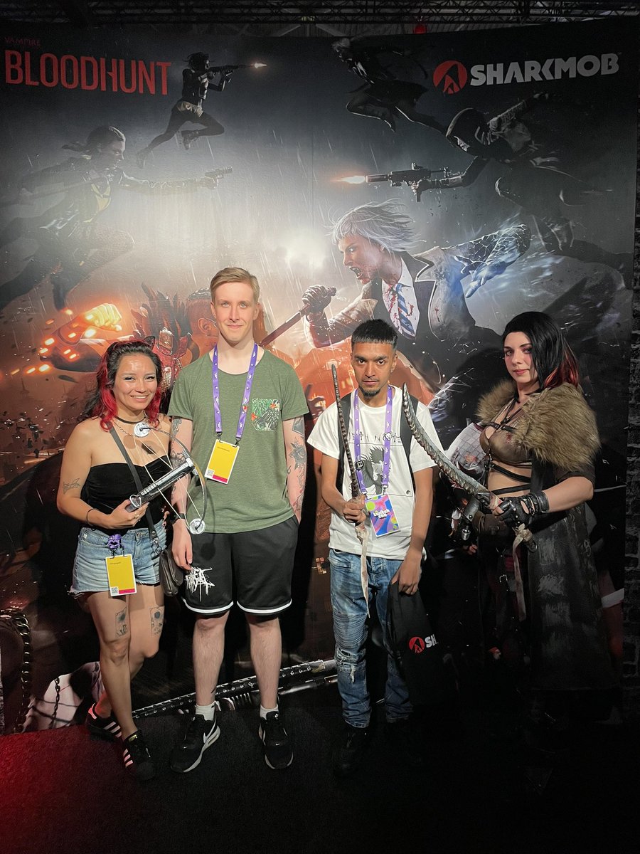 Annoying in-game, fun to hold IRL -  the dual crossbows from <a href="/Bloodhunt/">Bloodhunt</a> 🧛🏼‍♀️ 
#bloodhuntsummer #TwitchConAmsterdam #TwitchCon2022