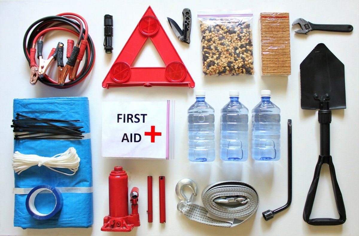 Carr_ProColor's tweet photo. Mettez à jour votre trousse de secours ! ⚠ Ce grattoir à glace et cette pelle ne vous serviront à rien pendant la saison estivale. Veillez à les remplacer avec des fournitures d’été 🌞 https://t.co/uPoQdKhxMp