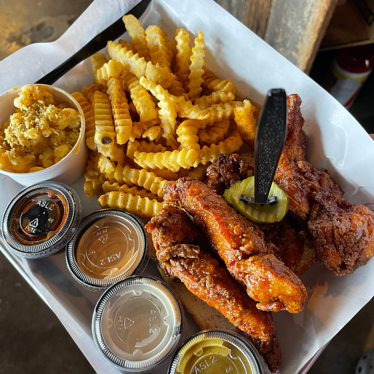 Morning fried chicken lovers! 👋 What are y'all cravin' this weekend? 🐓🔥😋

#stlsouthern #friedchicken #darkmeat #tenders #friedgreentomatoes #eatstl #stleats #eatlocal #explorestlouis #instafood #stlouisgram