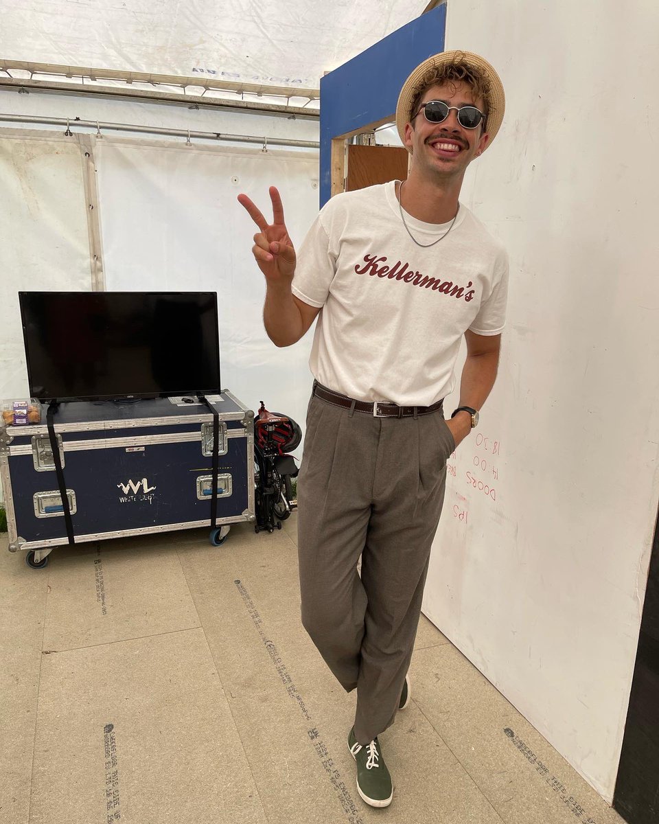 oscarcochat's tweet photo. Secret Cinema Dirty Dancing 🔥 giving you Kellerman’s vibes at its best ❤️
#portuguese #performer #model #chef #dancer #secret #secretcinema #dirtydancing #kellermans #different #happy #joy #costume #outfit #instagay #gayguy #gay #gayfashion #style #cheeky #latino #dirtydancer https://t.co/uve2sCJQTh