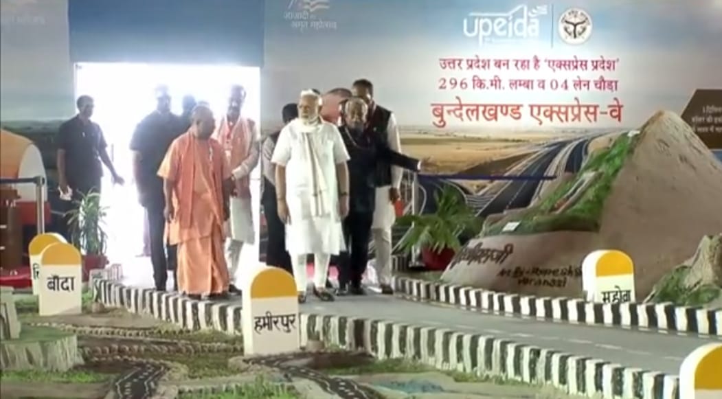 dmJalaun's tweet photo. मा���नीय प्रधानमंत्री जी द्वारा 14.800 करोड़ से निर्मित 296 किलोमीटर लंबे 4 लेन (6 लेन विस्तारणीय) बुंदेलखंड एक्सप्रेसवे राष्ट्र को समर्पित किया 
@UPGovt @ChiefSecyUP @CommissionerJha @myogioffice @ShishirGoUP @navneetsehgal3 @PMOIndia https://t.co/YZitPE1v4P