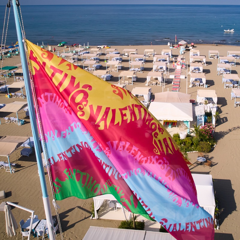 MaisonValentino's tweet photo. In the seaside town of Forte dei Marmi, the Maison took friends of the house on an adventure for #ValentinoEscape​

Discover the collection at https://t.co/kk3c4061nb