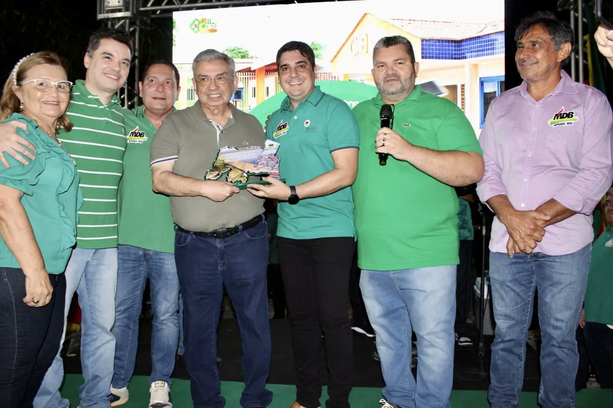 PrefeitoAlan15's tweet photo. Na noite dessa sexta (15), um mar verde tomou de conta da casa da ex-prefeita Gorete, com o nosso MDB que promoveu o Grande Encontro dos Bacuraus de Apodi. O evento contou com a presença de mais de 2 mil pessoas. Obrigado minha nação! https://t.co/rXNPzwpEbY