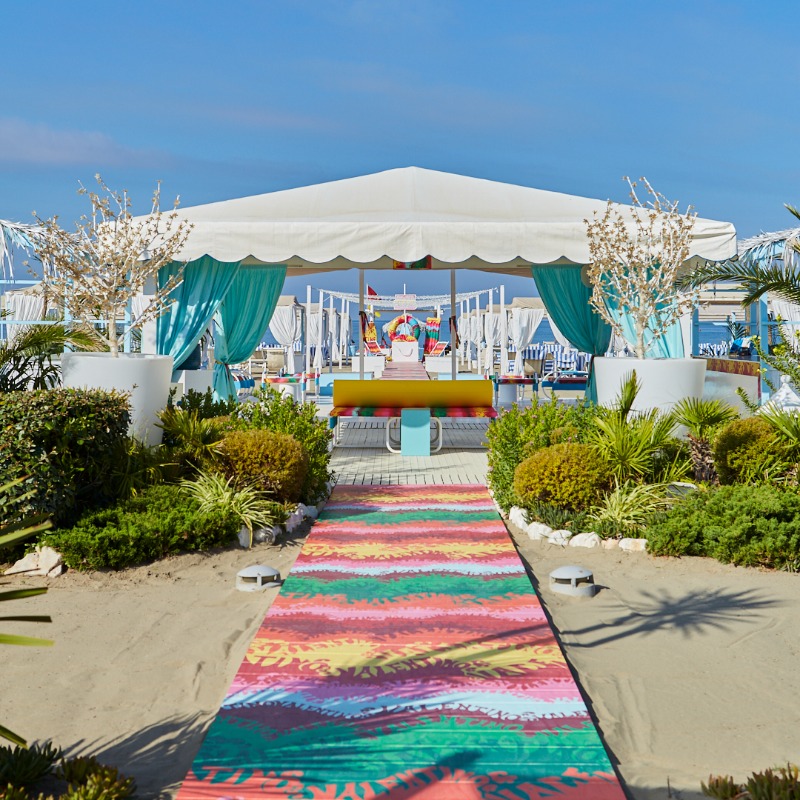 MaisonValentino's tweet photo. In the seaside town of Forte dei Marmi, the Maison took friends of the house on an adventure for #ValentinoEscape​

Discover the collection at https://t.co/kk3c4061nb