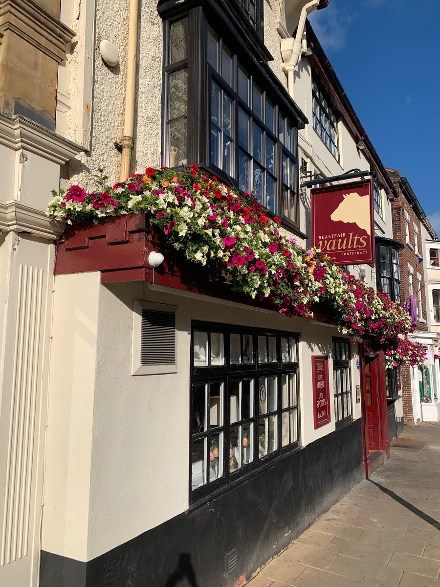 pontefractinbl1's tweet photo. We love to see the local businesses who make #Pontefract brighter with bloom!  Each of these has organised and maintains their own stunning displays, creating such a welcoming sight - and complementing our efforts too.  Watch out, we've more to come
#Beastfair #BlueBell #RedLion https://t.co/c18fK4Fe5c
