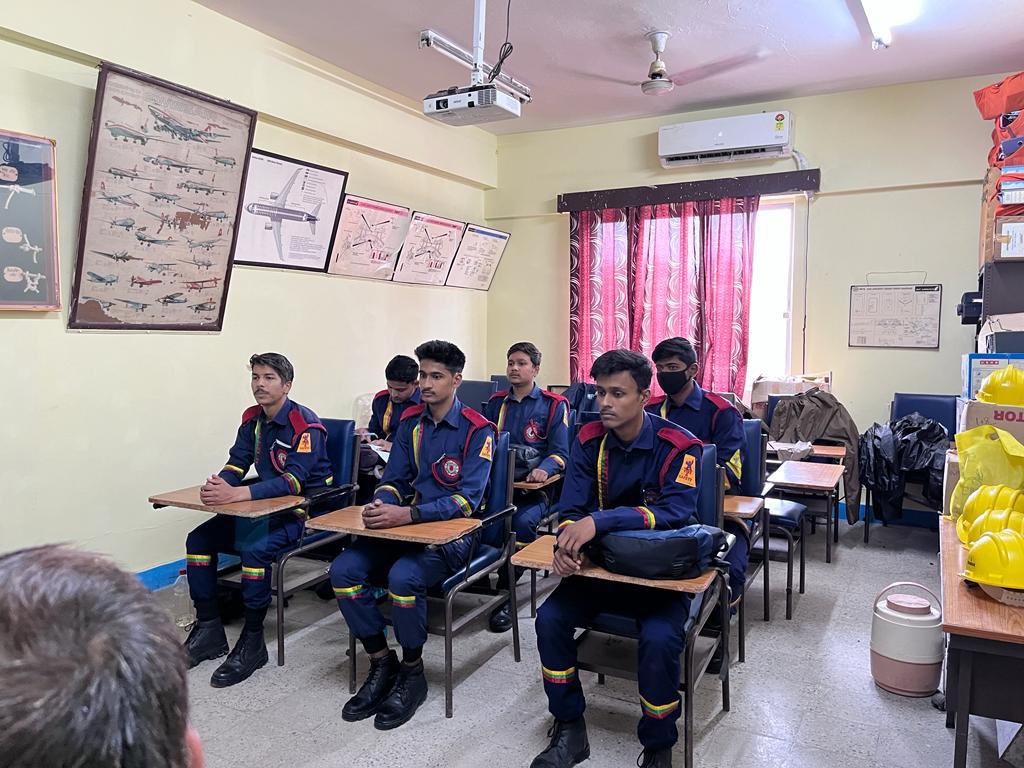 aaiidrairport's tweet image. Glimpses of internship students performing their work under #Firesection at #IndoreAirport. They have been imparted with basic fire training as per the curriculum @AAI_Official @MoCA_GoI @aairedwr @aaiidrairport