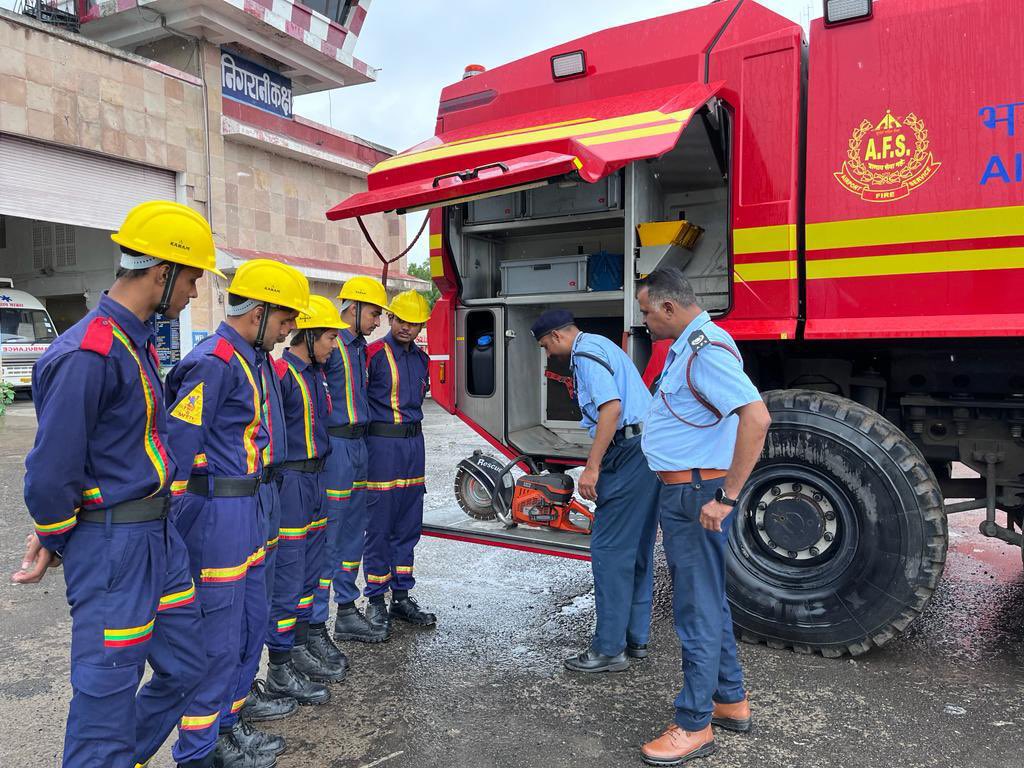 aaiidrairport's tweet image. Glimpses of internship students performing their work under #Firesection at #IndoreAirport. They have been imparted with basic fire training as per the curriculum @AAI_Official @MoCA_GoI @aairedwr @aaiidrairport