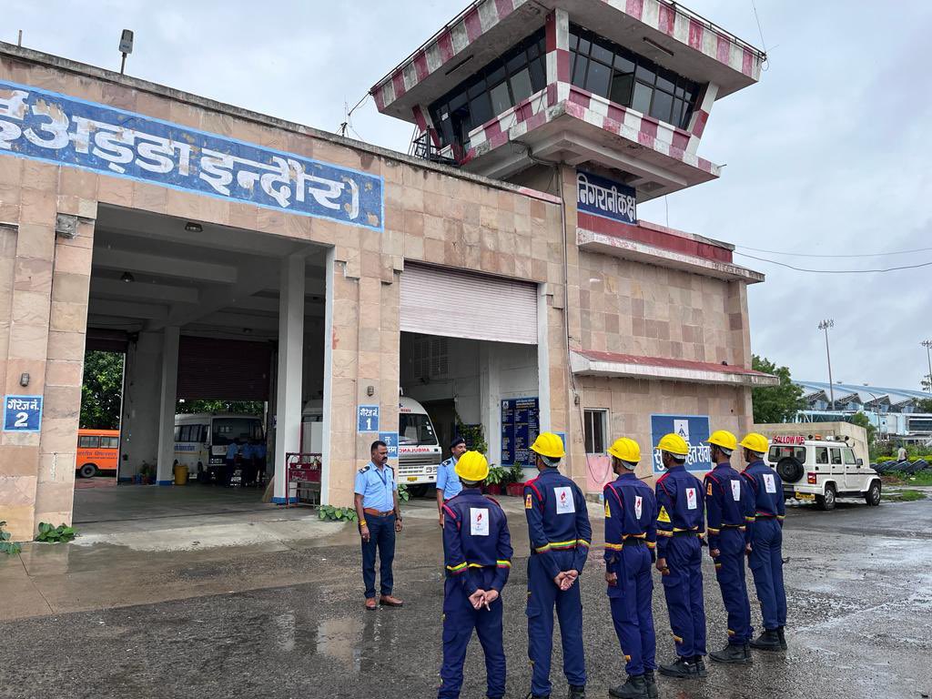 aaiidrairport's tweet image. Glimpses of internship students performing their work under #Firesection at #IndoreAirport. They have been imparted with basic fire training as per the curriculum @AAI_Official @MoCA_GoI @aairedwr @aaiidrairport