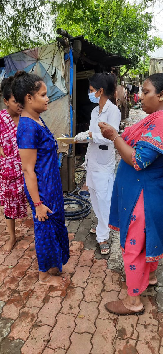 NavsariNp's tweet photo. નવસારી નગરપાલિકા વિસ્તારમાં પૂર અસરગ્રસ્ત વિસ્તારોમાં ક્લોરીન ટેબલેટનું વિતરણ, તેમજ પાણીના સેમ્પલ લેવાની કામગીરી નવસારી વિજલપોર નગરપાલિકા અને આરોગ્ય વિભાગની ટીમો દ્વારા કરવામાં આવી રહેલ છે. https://t.co/0LLC6REDsT