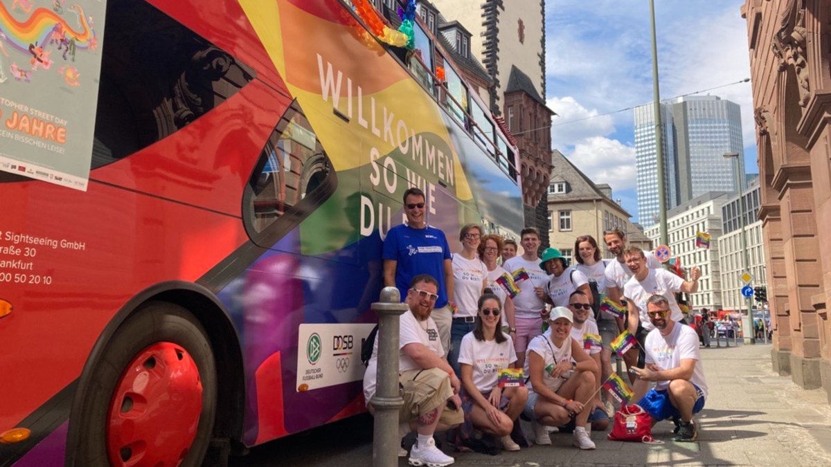 Was ein toller Tag beim #CSDFrankfurt gemeinsam mit <a href="/sportDland/">Sportdeutschland</a> und der <a href="/commerzbank/">Commerzbank</a>! 😍🏳️‍🌈🏳️‍⚧️ Gemeinsam für Vielfalt und gegen Diskriminierung 🤝 Danke an alle, die dabei waren! Kommt gut nach Hause oder feiert noch schön weiter 🥳 #HappyPride