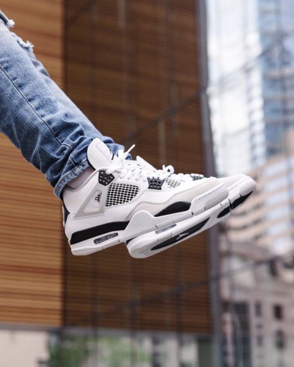 SNKR_TWITR tweet media