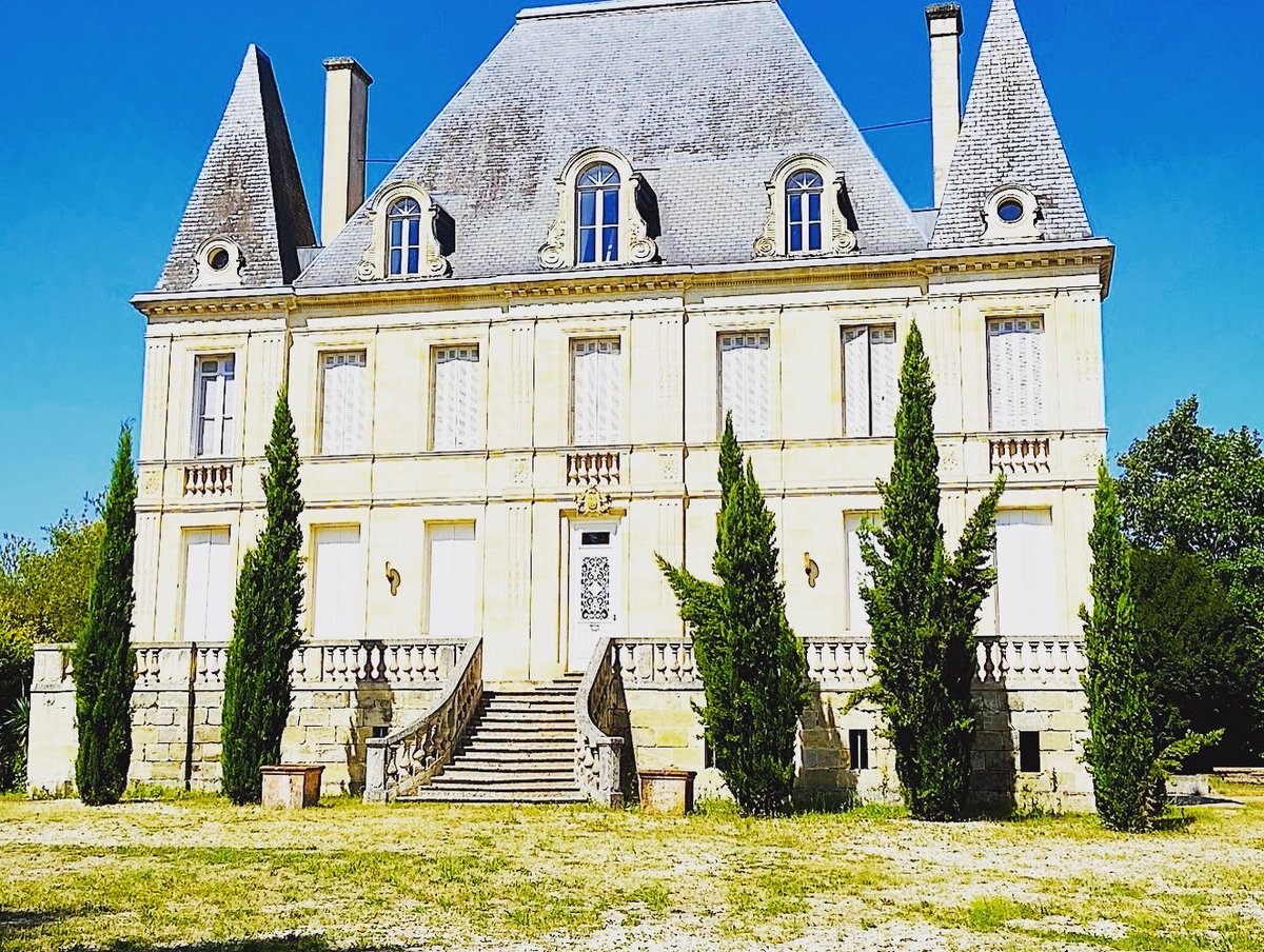 mpicco33's tweet photo. Délicieux partage avec ce propriétaire passionné et Morgane, au #chateausemeillanmazeau , avec visite du château et dégustation au milieu des barriques dans le magnifique chais. Pleine de beaux événements à venir en votre compagnie !!! 🍇🍷😋
#medoc #listrac #vinsdebordeaux https://t.co/zczLQjcgHZ