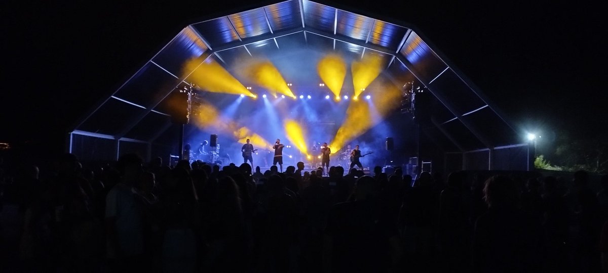 aclementegarcia's tweet photo. Ahir un altre concert espectacular de @seikos_official a la Riera de Gaià. Amb un poderós desplegament tècnic per a un fantàsic grup, insuficientment promocionat per cert. Felicitats artistes pel vostre directe i empenta. Sou molt especials!! https://t.co/bVRRk5rVlH