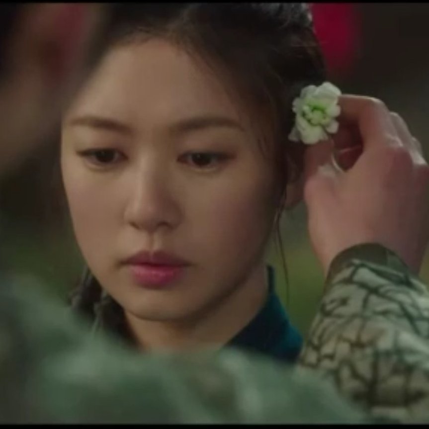 chwfilm's tweet photo. me: i don't ship them, i don't like them together
also me: OMG HE GAVE HER A FLOWER, THEY ARE CUTE OMG I LOVE THEM 😭😭🤷‍♀️
#환혼 #AlchemyOfSouls #AlchemyOfSoulsEp9 https://t.co/xM4lSYPrWf