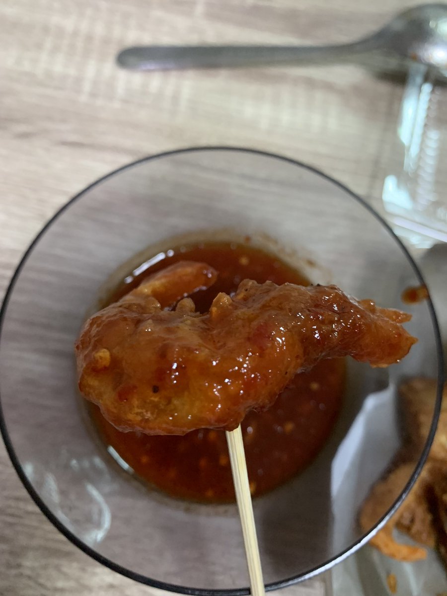 サラデーンのシーフード屋台
エビ、イカ、カニがゴロゴロ
入って100バーツ！
つまみに最高😋

Sala Daeng Crispy Seafood ทะเลทอด