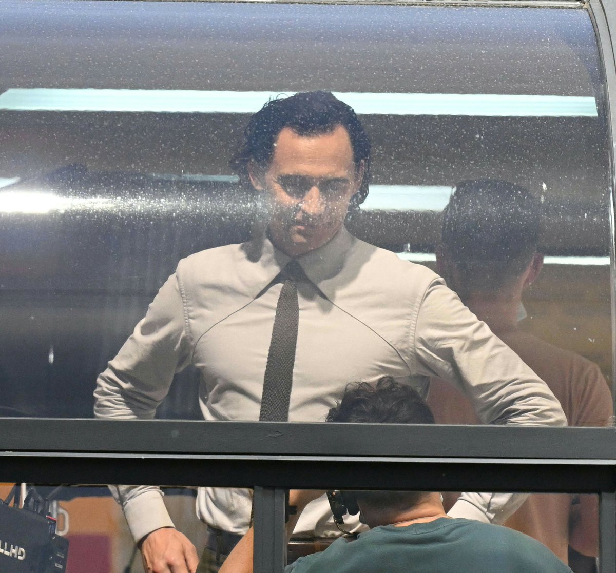 bestoftwh's tweet photo. 📸: Tom Hiddleston yesterday on the set of season 2 of Loki. https://t.co/uFlXGcvid4