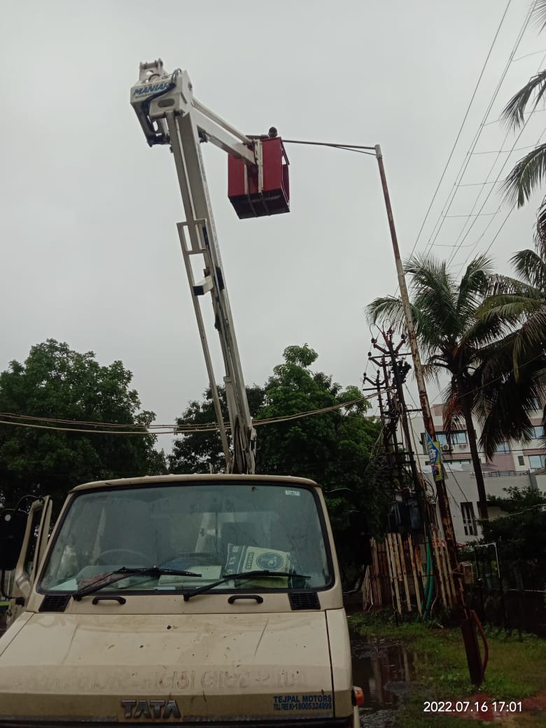 NavsariNp's tweet photo. નવસારી વિજલપોર નગરપાલિકા દ્વારા પૂર અસરગ્રસ્ત વિસ્તારોમાં સ્ટ્રીટ લાઈટ રીપેરીંગની કામગીરી પૂર્ણ કરવામાં આવી. https://t.co/MikHdITJNv