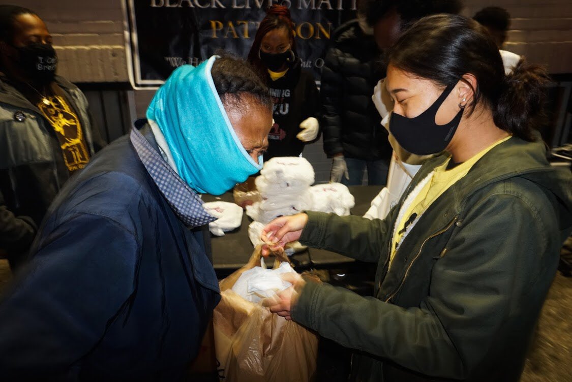zellieimani's tweet photo. Friday nights we set up shop on a crip block then a blood hood. It’s all love. 

We distribute hot dinners, a free thrift store of winter clothing and @StJoesEM provides free blood pressure and glucose screenings. 

This is community this is mutual aid. 
$blmpaterson cashapp https://t.co/oJYgxdPtQV