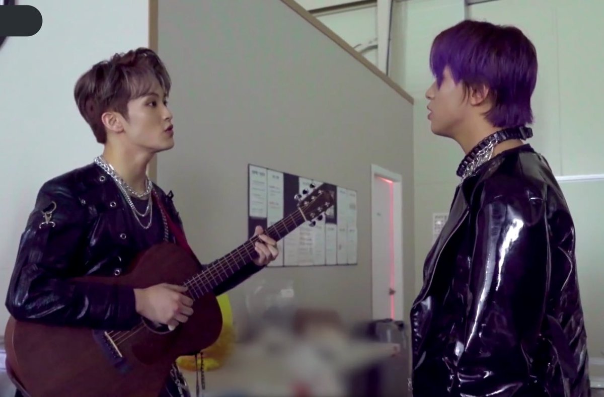 leehcmk's tweet photo. just you, me and my guitar 💗 https://t.co/z2KiMuOzis