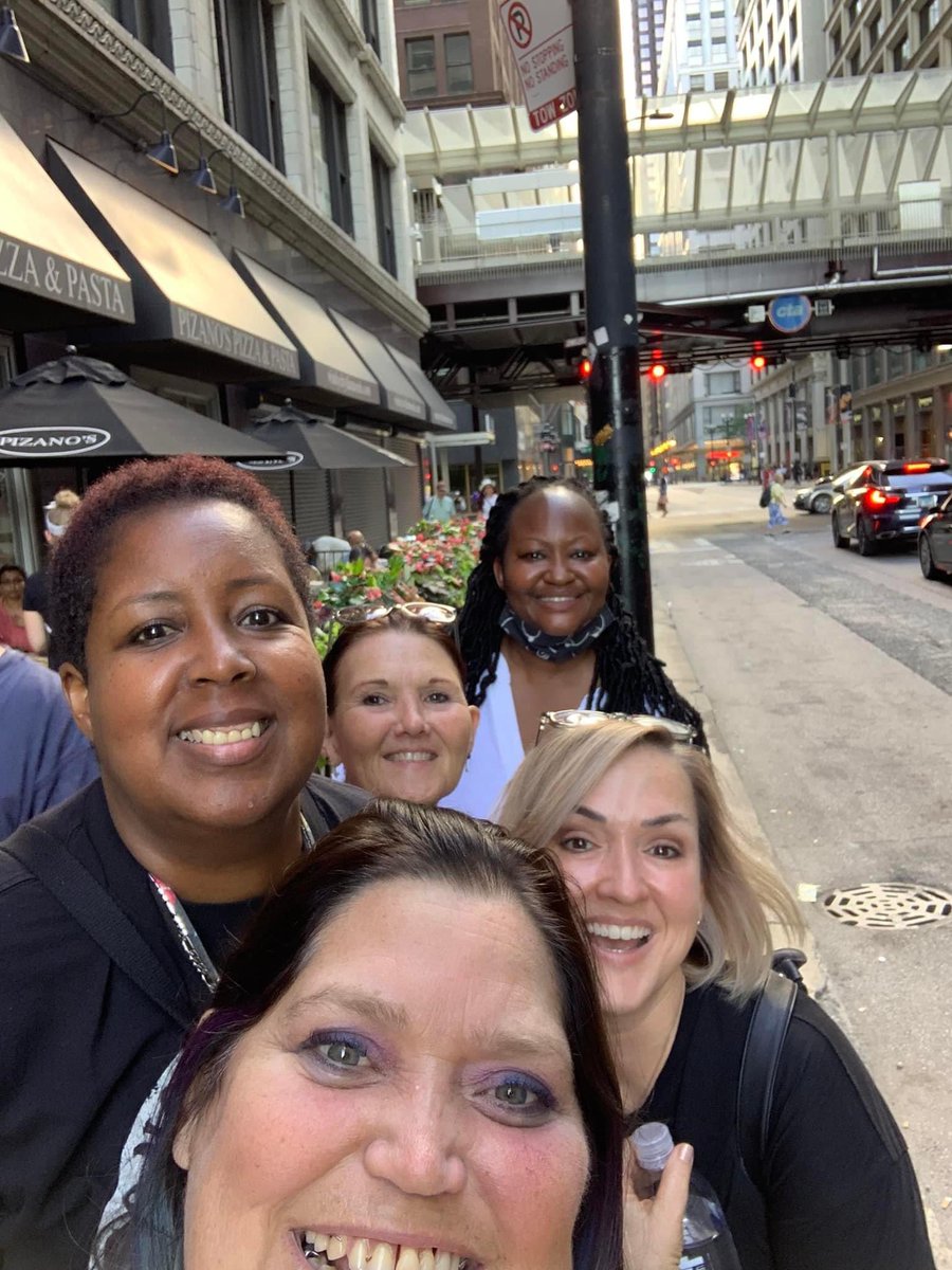 MelyndaE's tweet photo. Meanwhile this time last weekend…
🤩📸🍻💃✈️
@gutierrez4541 @BIGRosieBK @candacekellyto @ShontayLuna @OrtizLemansky #OhDonna @Theorossi @KimFCoates @fanexpochicago #SAMFAM #ConventionSquadGoals https://t.co/MVBIujL5WS