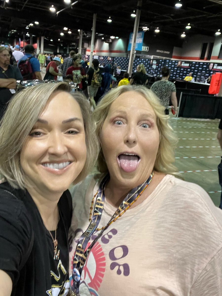 MelyndaE's tweet photo. Meanwhile this time last weekend…
🤩📸🍻💃✈️
@gutierrez4541 @BIGRosieBK @candacekellyto @ShontayLuna @OrtizLemansky #OhDonna @Theorossi @KimFCoates @fanexpochicago #SAMFAM #ConventionSquadGoals https://t.co/MVBIujL5WS