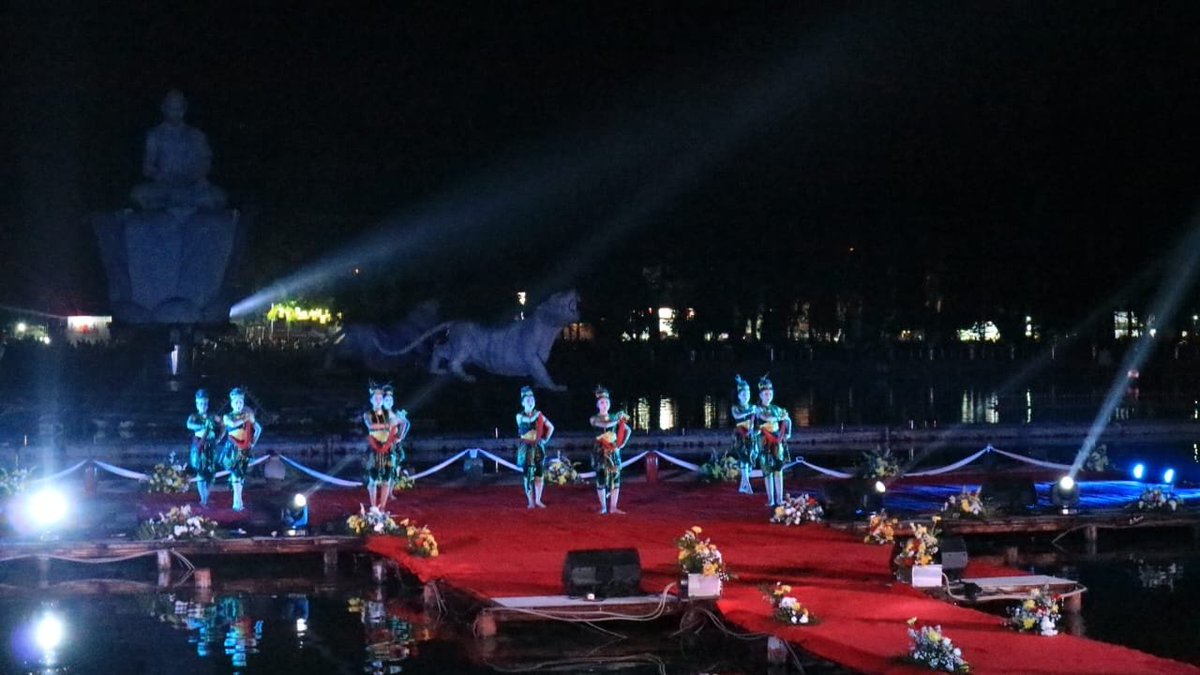 Akhirnya meluncur kembali air yang sekianlama bersemedi haturnuhun ambu <a href="/ratna_anne/">anne ratna mustika</a>  
#HutPurwakartaKe191
#HutKabupatenPurwakartaKe54
#PurwakartaIstimewa
#AirMancurSriBaduga
#PesonaIndonesia