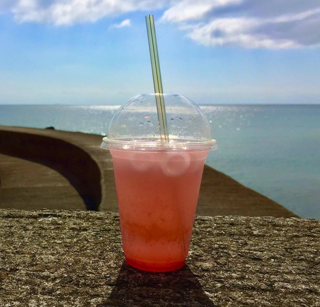 thecopperspoon's tweet photo. It’s a homemade strawberry lemonade kind of a day - we make ours with the best Cornish strawberries 🍋🍓🧊
.
.
#vegware #plasticfree #strawberrylemonade #homemadelemonade #marazion #lovemarazion #icy #icyfresh #lemonade #keepitfrosty #cornishstrawberries https://t.co/VesqKCrz5E https://t.co/dAC854UYJR