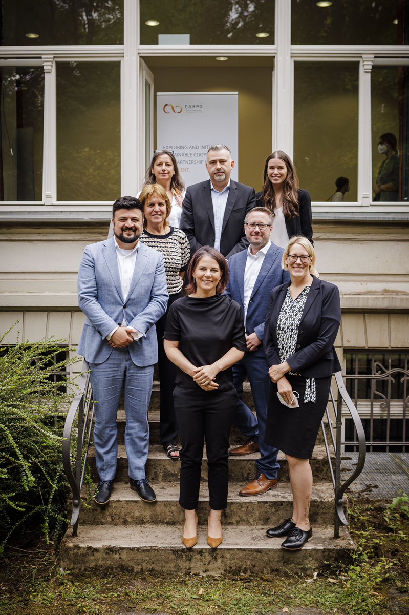 Heute früh hatten wir die große Ehre, Gastgeber von Außenministerin @ABaerbock im Rahmen ihrer #Sicherheitsstrategie-Tour zu sein. Mit ihr und <a href="/BICC_Bonn/">bicc - Bonn Internat. Centre for Conflict Studies</a> &amp; <a href="/care_de/">CARE Deutschland</a> Kolleg:innen führten wir einen offenen Austausch zu #Krisenpraevention, #Friedensfoerderung und #Stabilisierung.🧵