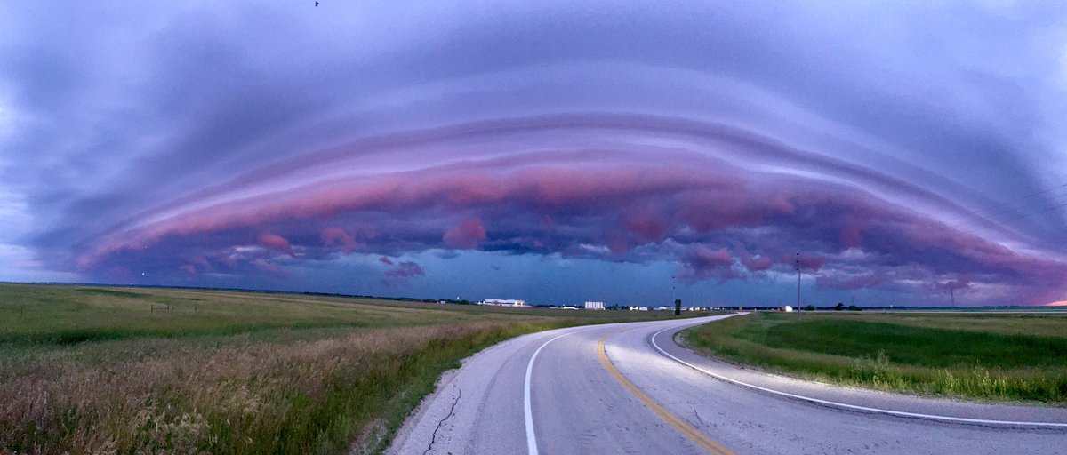 PennerCory's tweet photo. What a crazy day and night in Saskatchewan and a superb candy floss finish to our chase in Elie, MB. #mbstorm https://t.co/OjFhfE9uaw