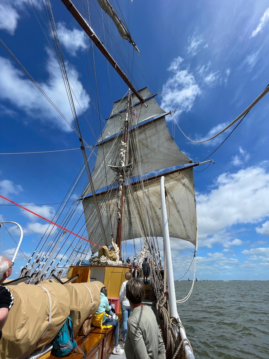 🌤 Heerlijk weer om te zeilen op een tallship of een traditioneel zeilschip! ⛵ #TSRH #Harlingen

Om 17u vertrekt de laatste vaartocht van vandaag. 🎫 Er zijn nog kaarten te koop bij het verkooppunt op het Beach Eiland of online 👉tickets2.vanplan.nl/widgets/ticket…