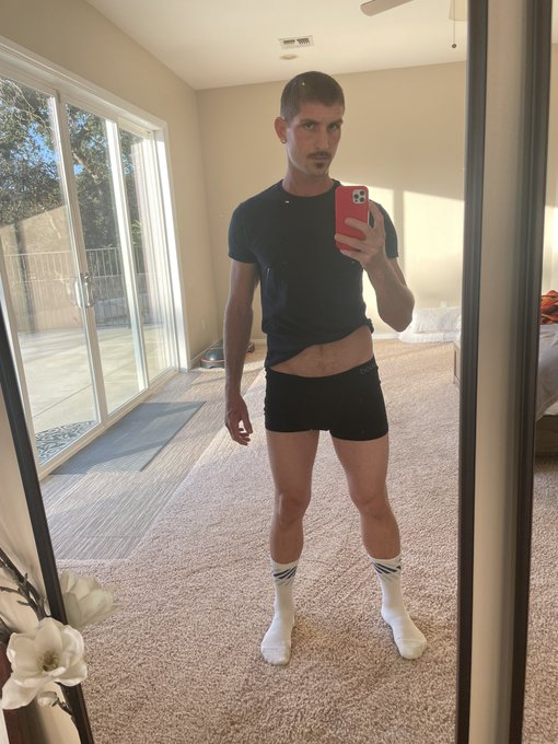 Good morning. Can&rsquo;t find my pants&hellip; 😉 https://t.co/uBC0jZ4JoP