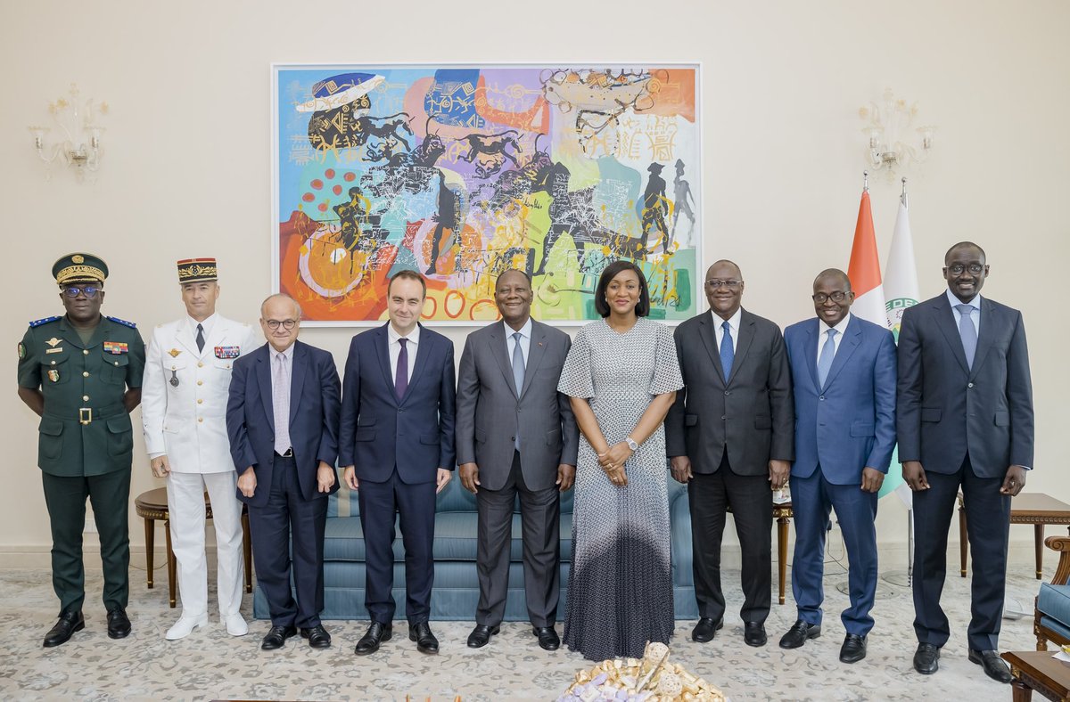 Presidenceci's tweet photo. Le Président de la République, @AOuattara_PRCI, s'est entretenu, ce samedi 16 juillet 2022, avec le Ministre des Armées de la République française, @SebLecornu, qui effectue une visite de travail en Côte d'Ivoire. https://t.co/uEHlpbJgmS