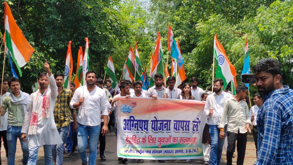 altamastyagiinc's tweet photo. @NSUIUPWest के पदाधिकारियों ने अग्निपथ योजना व #SSCGD2018 के अभ्यर्थियों को गैर कानूनी रूप से गिरफ्तार करने के खिलाफ उनकी रिहाई की मांग करते हुए आगरा में 10 किलोमीटर लम्बा सत्याग्रह मार्च निकाला
#AntiStudentModiGovernment
#Agnipath
@INCIndia @RahulGandhi
@INCUttarPradesh @nsui https://t.co/z0E119MgrM