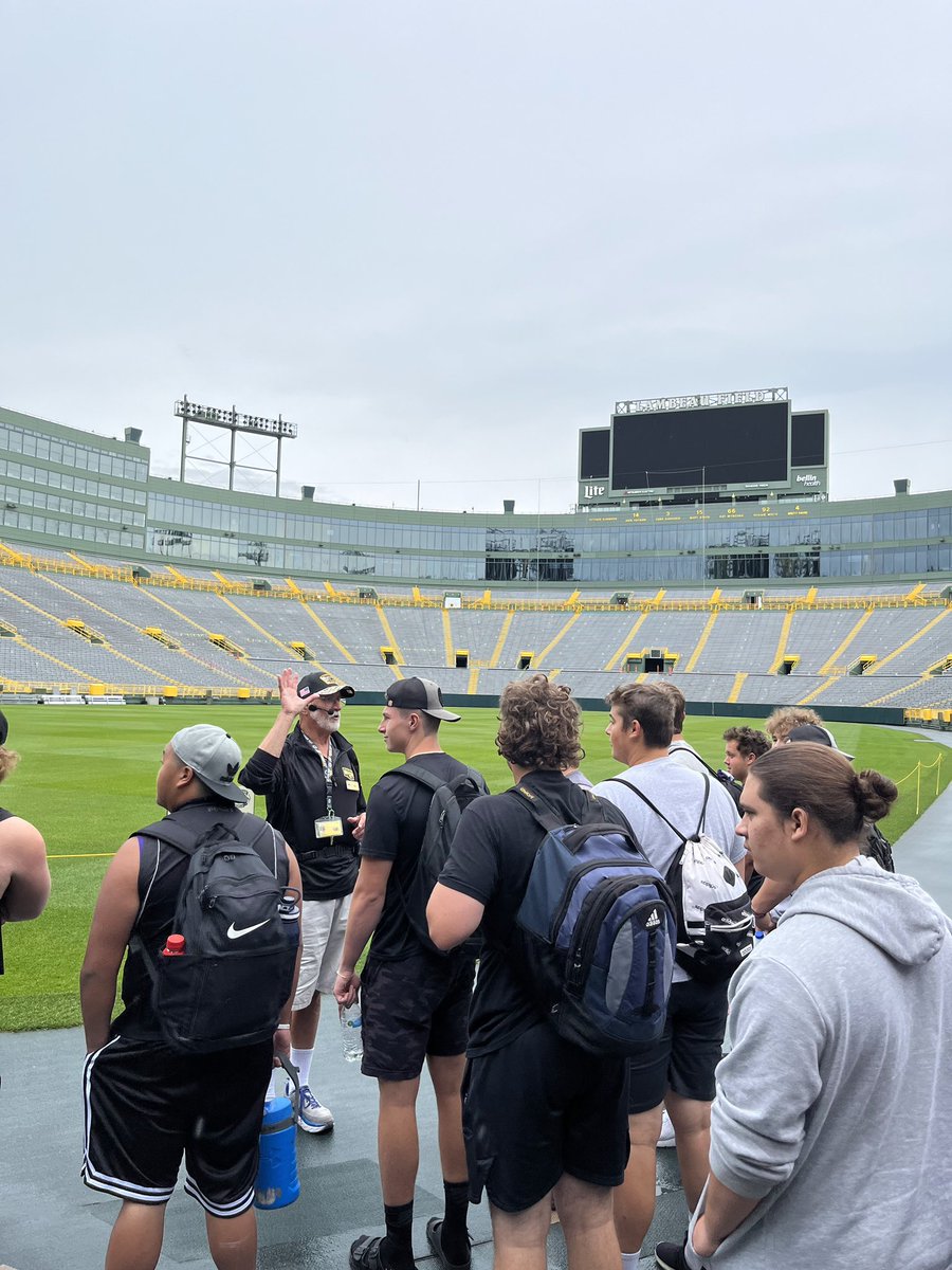 ecmfootball's tweet photo. For the first time our program was selected as 1 of 9 teams to participate in the Packers 11ON. Yesterday was a great day! Thank you to the @packers for inviting us and opening their doors for this fun and exciting opportunity. #LEO #W.I.N. https://t.co/enYn5UGD74