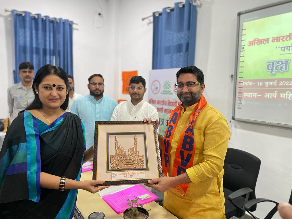 SFDIndiaOrg's tweet photo. आज ABVP काशी महानगर @abvpkashiprant के द्वारा वृक्ष मित्र अभियान के निमित आर्य महिला पी जी कालेज में संगोष्ठी व वृक्षारोपण किया गया  जिसमे उत्तर प्रदेश सरकार के मंत्री श्री @danishazadbjp जी और महानगर के कार्यकर्ताओ का रहना हुआ।
#MissionPlantation
#VrukshaMitra https://t.co/sgZsUTINeS