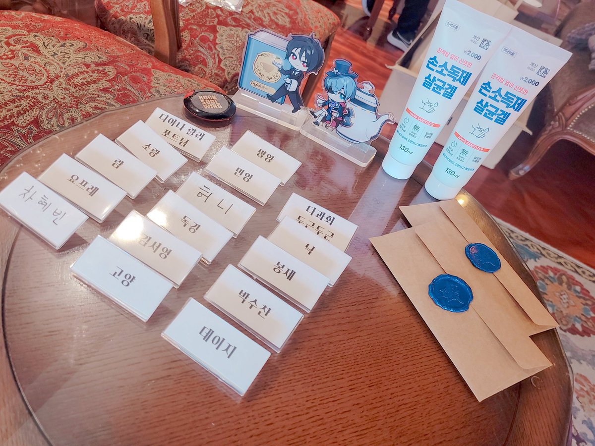 안녕하세요. 이번 <팬텀하이브가의 다과회>의 총주최 천경이라고 합니다. 많은분들이 예상치 못하게 준비단계에서부터들 주최가 저인줄 알고 계셨다고 말씀을 주셔서 깜짝 놀람과 동시에 그냥 시원하게 까고 들어가겠습니다. 네. 제가 총주최자였습니다(대체 어떻게?)
<타레>

#팬텀하이브가_다과회
