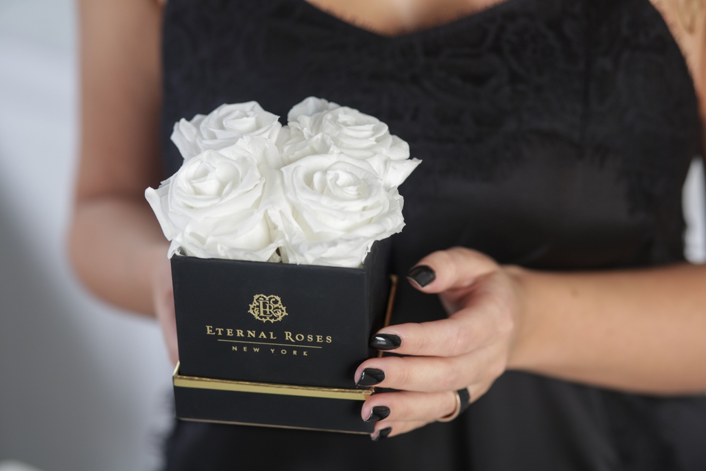 EternalRosesNY's tweet photo. White florals are refreshing all year long! Featured here in our best selling Lennox Gift Box, our Frost colored eternal roses are heaven sent! 🤍😇 Did we mention they also smell AMAZING? 

#eternalroses #preservedroses #gifting #personalizedgifts #customizedgifts #luxurygifting https://t.co/qpfe1WZfC2