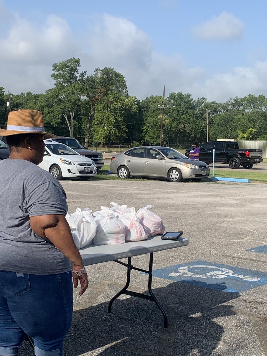 TrinityGCOC's tweet photo. About to start our #foodpantry distribution! Come on out if you’re near the #trinitygardens area! We’ll be here until 11! Thanks @WellcarePlans for being here today! #commmunityoutreach https://t.co/Ld8zZAdEwO