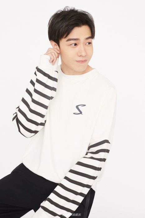 lugs_zey's tweet photo. Attention update! Chapter 8 is here! 

Preview: Fang Yan and Ke Luo watch the film Bravest (2019), 
the police come to the talent agency and interrogate Guo's manager. 
New pairing big boss Shen x manager Guo, hahaha
#YanLuo #JunZhe https://t.co/o9QscXLYuY