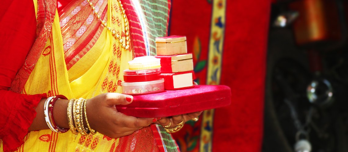 GemsOfINDOLOGY's tweet photo. #Dowry a Social Evil has been duly criticised worldwide and is punishable offence in India. But is this evil central to India
'Dowry' is gifts brought by bride to his groomhouse. It is different from 'Bride Price'
Let us examine from 'World' stand point
1/
#EvilPractices #Dowry https://t.co/BQsIUQxd3A