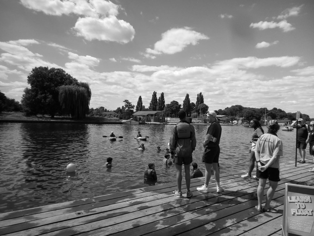 AlbanyOutdoors's tweet photo. An amazing day spent learning how to float and help someone in distress in the river! 

A massive thank you to the @rlssuk, @metpolice_uk @mpskingston @mvslondon @londonfirebrigade @kingstonfirestation for making this happen to keep our young people safe! https://t.co/HuZpKAZIhK