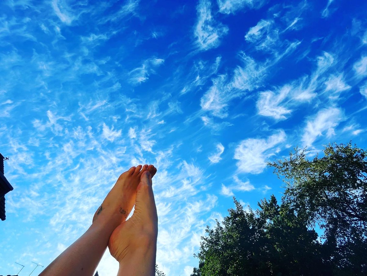 AlexaMcfarlane's tweet photo. #summersoles #sunouttoesout #nakedfeet #naturistfeet #piesdesnudos #ladiesfeet #longtoes #longtoesdontcare #feetpositivity https://t.co/mEEAEOuHRv
