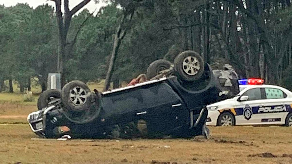 emekavoces's tweet photo. ❌️🇺🇾➡️ #MALDONADO #Vuelco de camioneta en zona de rotonda del #ClubDelLago en los accesos. Mucha precaución.
⚠️➡️ Vengo haciendo ruta y los vehículos están circulando con lluvia y pavimento mojado a altísima velocidad. Aquí la confirmación de esto. https://t.co/VQ36bIHqhl