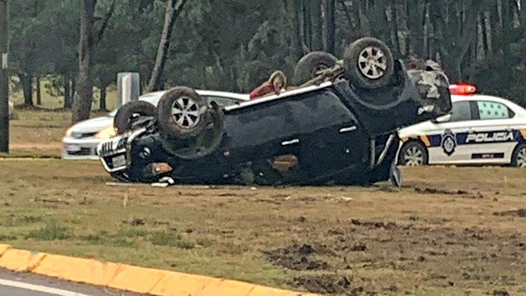 emekavoces's tweet photo. ❌️🇺🇾➡️ #MALDONADO #Vuelco de camioneta en zona de rotonda del #ClubDelLago en los accesos. Mucha precaución.
⚠️➡️ Vengo haciendo ruta y los vehículos están circulando con lluvia y pavimento mojado a altísima velocidad. Aquí la confirmación de esto. https://t.co/VQ36bIHqhl