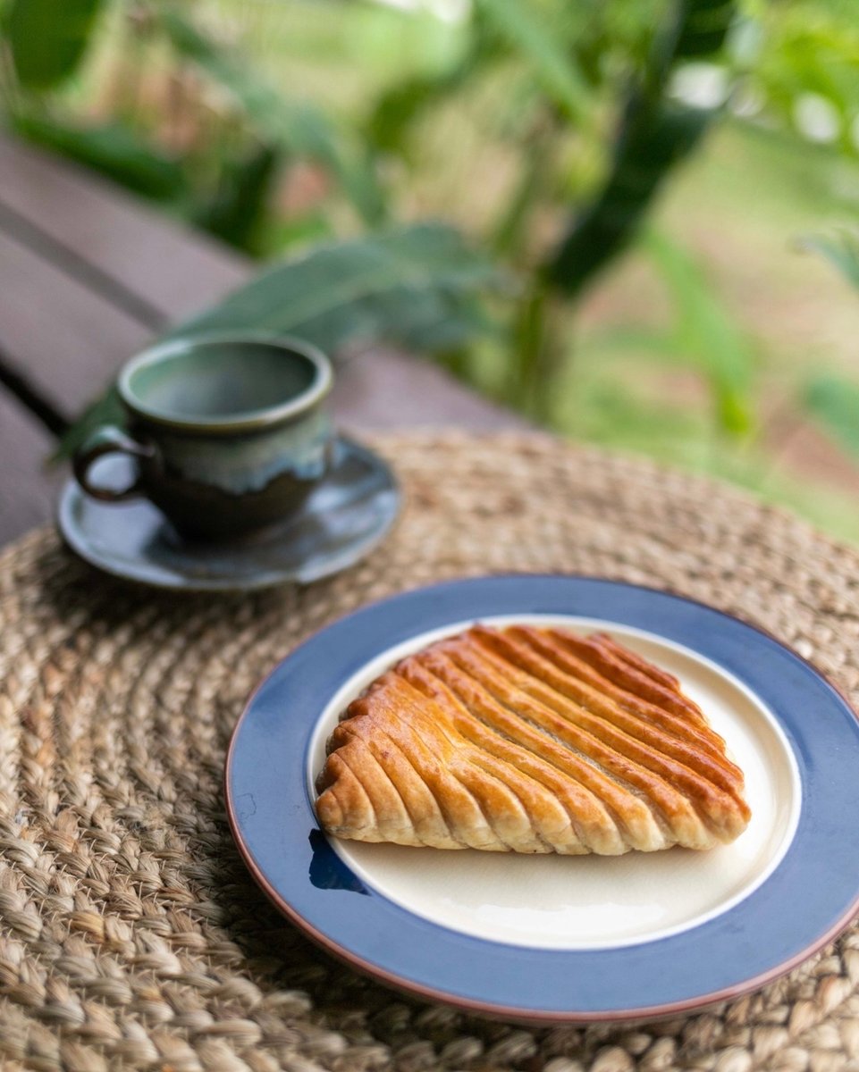 Good morning! ☀️ Enjoy a BRUG Bakery Apple Pie with your favorite cup of milk or coffee for breakfast 🍎

 #japanesebakery #alamoanacenter #kahalamall #カハラモール　#allhawaiijp #hawaiibakery #yelphawaii #frolichawaii #hawaiisbestkitchens #hawaiifoodreviews #havealo