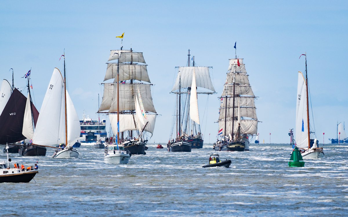 Morgen hebben we niet één, maar twee Sail Outs! Beide Sail Outs zijn goed te volgen tijdens een vaartocht vanaf het water. De startvolgorde en meer in de vooruitblik op de vierde en laatste dag #TSRH2022 #Harlingen 👉harlingensail.com/sail-out-in-tw…