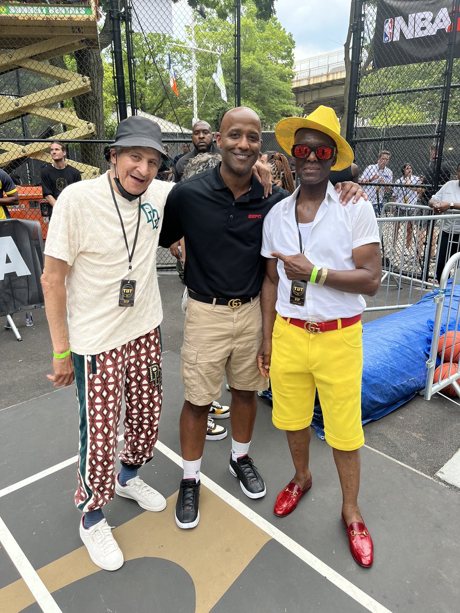 BCusterTV's tweet photo. @ruckerparkvc and met Mr. Style Legend himself @DapperDanHarlem and Rucker park legend Joe “The Destroyer” Hammond.
#style #ruckerpark #dapperdan #hooplegend #harlem #espn https://t.co/RmXLLNhobU