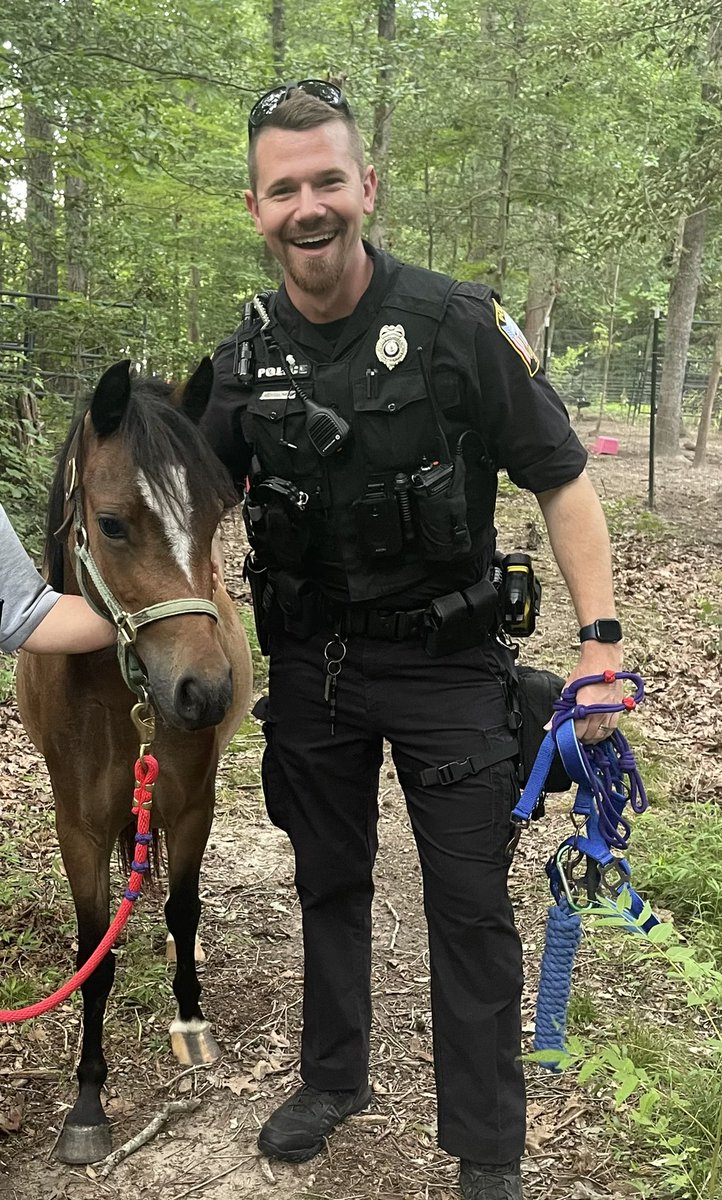 All in a days work <a href="/CCPDVa/">Chesterfield Police</a>, Officer Fones started his shift today wrangling this horse, you never know what the next call will be. @ColJSKatz <a href="/ARiesmeyer/">Major Andrea Riesmeyer</a> <a href="/ChesterfieldVa/">Chesterfield County Government, Virginia</a> <a href="/CfieldVA911/">Chesterfield Emergency Communications</a> <a href="/CBS6/">WTVR CBS 6 Richmond</a> <a href="/NBC12/">NBC12 is now 12 On Your Side</a> <a href="/8NEWS/">8News WRIC Richmond</a>