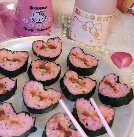 SoftnessDaily's tweet photo. heart shaped sushi 🎀 https://t.co/xij4BXmCii