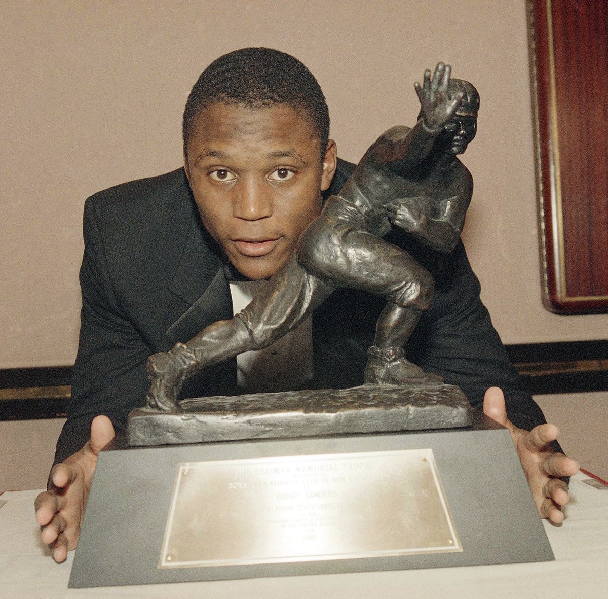 HeismanTrophy's tweet photo. Happy Birthday to 1988 Heisman Trophy winner @BarrySanders! The @CowboyFB star was a phenom as a junior, rushing for 2,628 yards, (238.9 per game) with 37 rushing TDs, running away with the trophy ahead of his brilliant 10-year NFL career. https://t.co/4Di1AEwAHa